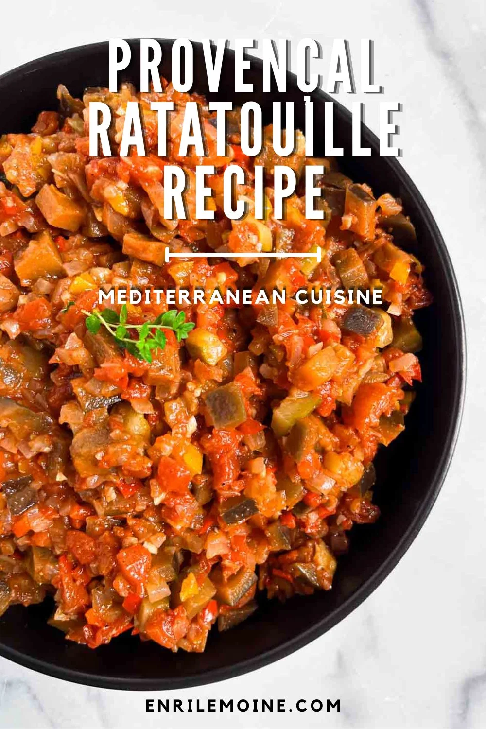 A bowl of Provencal ratatouille, a Mediterranean vegetable stew, viewed from above with text overlay describing cómo hacer ratatouille and its vibrant cuisine.