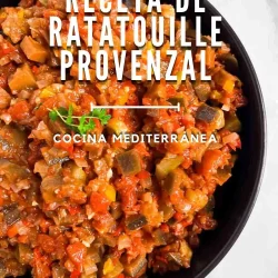 Un cuenco de ratatouille provenzal, un plato de verduras mediterráneo, visto desde arriba con texto superpuesto que describe la receta.