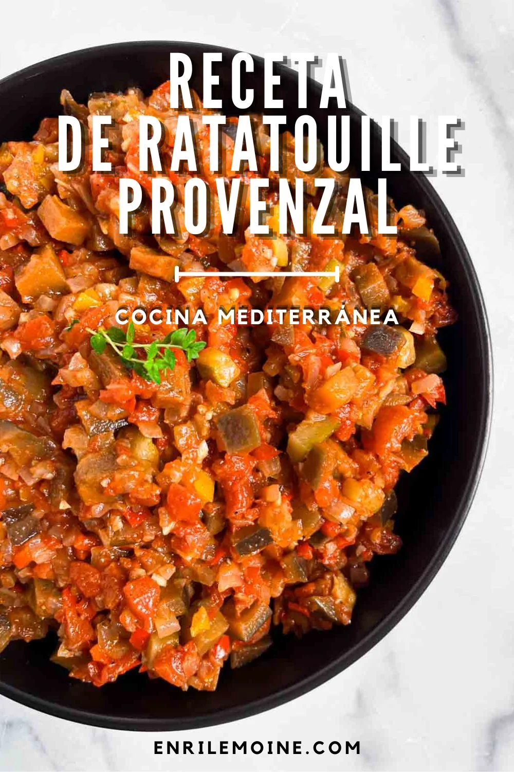 Un cuenco de ratatouille provenzal, un guiso de verduras mediterráneo, con texto superpuesto en español que describe la receta de ratatouille provenzal.