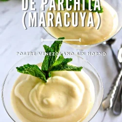 Dos copas de postre de cristal llenas de una cremosa mousse de maracuyá, adornadas con hojas de menta fresca, sobre una superficie de mármol con cucharas junto a ellas. Un texto superpuesto describe el postre.