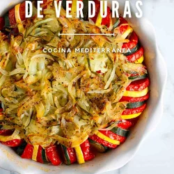 Fuente de horno redonda rellena de rodajas bien dispuestas de calabacín, berenjena y tomate, coronadas con cebollas cocidas y especias; sobre el texto se lee "Tian Provenzal de Verduras".