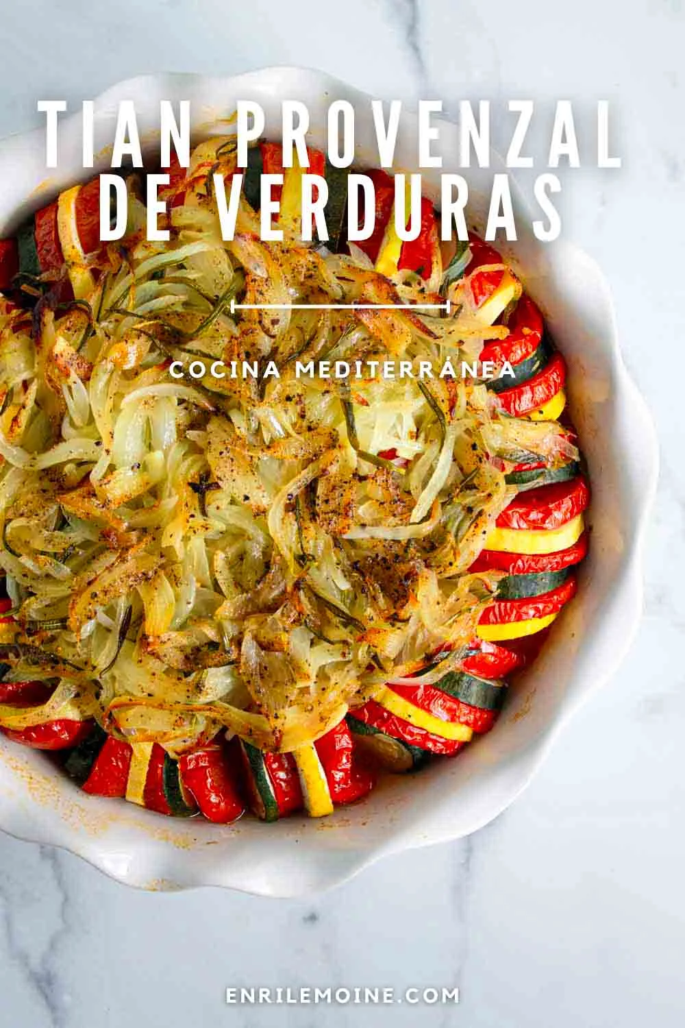 Fuente de horno redonda rellena de rodajas bien dispuestas de calabacín, berenjena y tomate, coronadas con cebollas cocidas y especias; sobre el texto se lee "Tian Provenzal de Verduras".