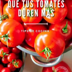 un monton de tomates maduros algunos en un colador de acero