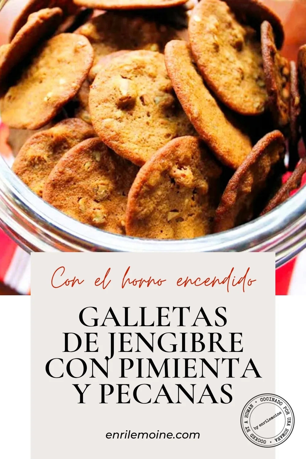 Primer plano de un tarro de cristal lleno de finas galletas de jengibre con pimienta y nueces pecanas, con un texto en español que describe su contenido.
