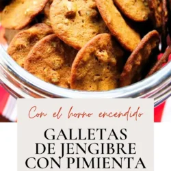 Un tarro lleno de finas galletas de jengibre con pimienta y nueces pecanas; el texto en español que aparece debajo describe las galletas y muestra un enlace a una página web.