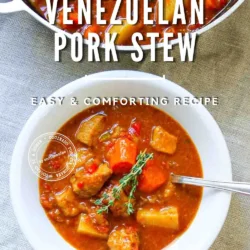 Un plato con un cuenco blanco de estofado venezolano de cerdo con zanahorias y hierbas, junto a una olla con el mismo estofado. El texto superpuesto describe el plato como «al estilo goulash» y lo califica de fácil de preparar y reconfortante.