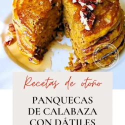 Una pila de panquecas de calabaza con nueces pecanas y sirope, con el texto: «Recetas de otoño, TORTITAS DE CALABAZA CON DÁTILES Y NUECES PECANAS, enrilemoine.com».