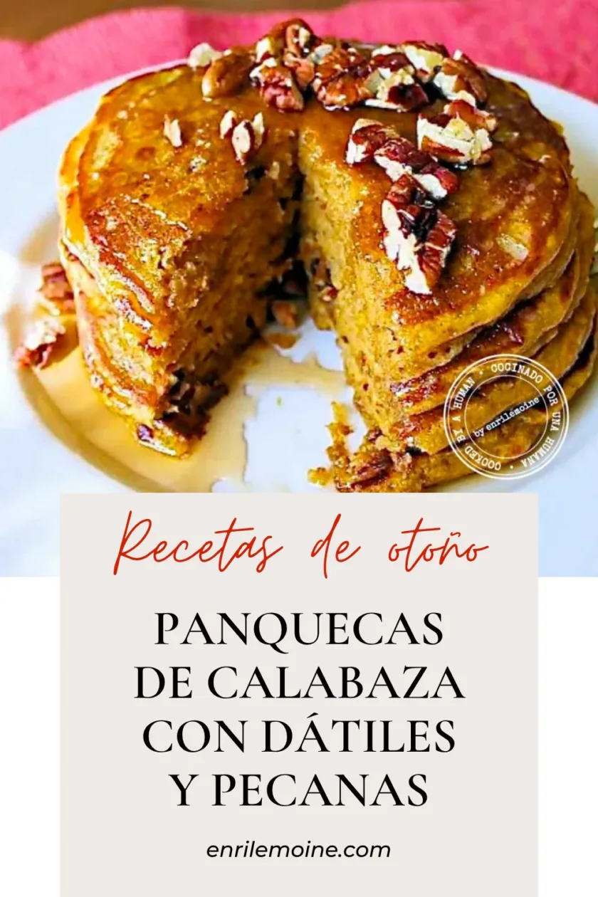 Una pila de panquecas de calabaza con nueces pecanas y jarabe de arce, con el texto: «Recetas de otoño, PANQUECAS DE CALABAZA CON DÁTILES Y NUECES PECANAS, enrilemoine.com»